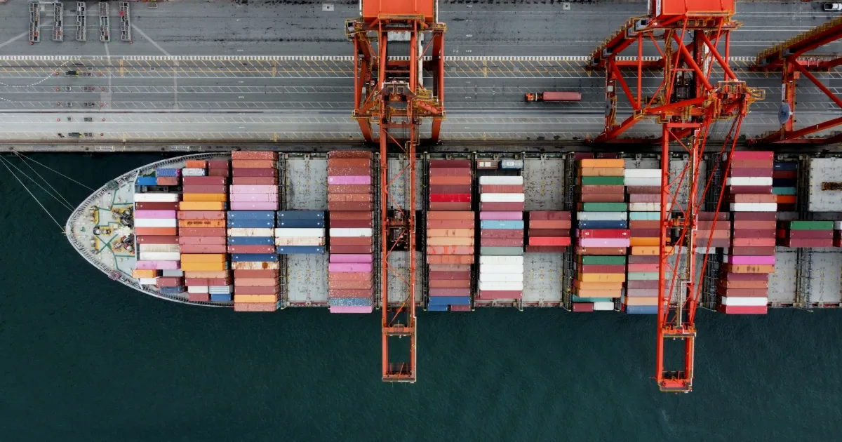 Luftaufnahme eines Containerschiffs beim Beladen in einem mediterranen Hafen — Lebensmittel-Lieferkette aus Ägypten als Alternative zur Störung der Straße von Hormus